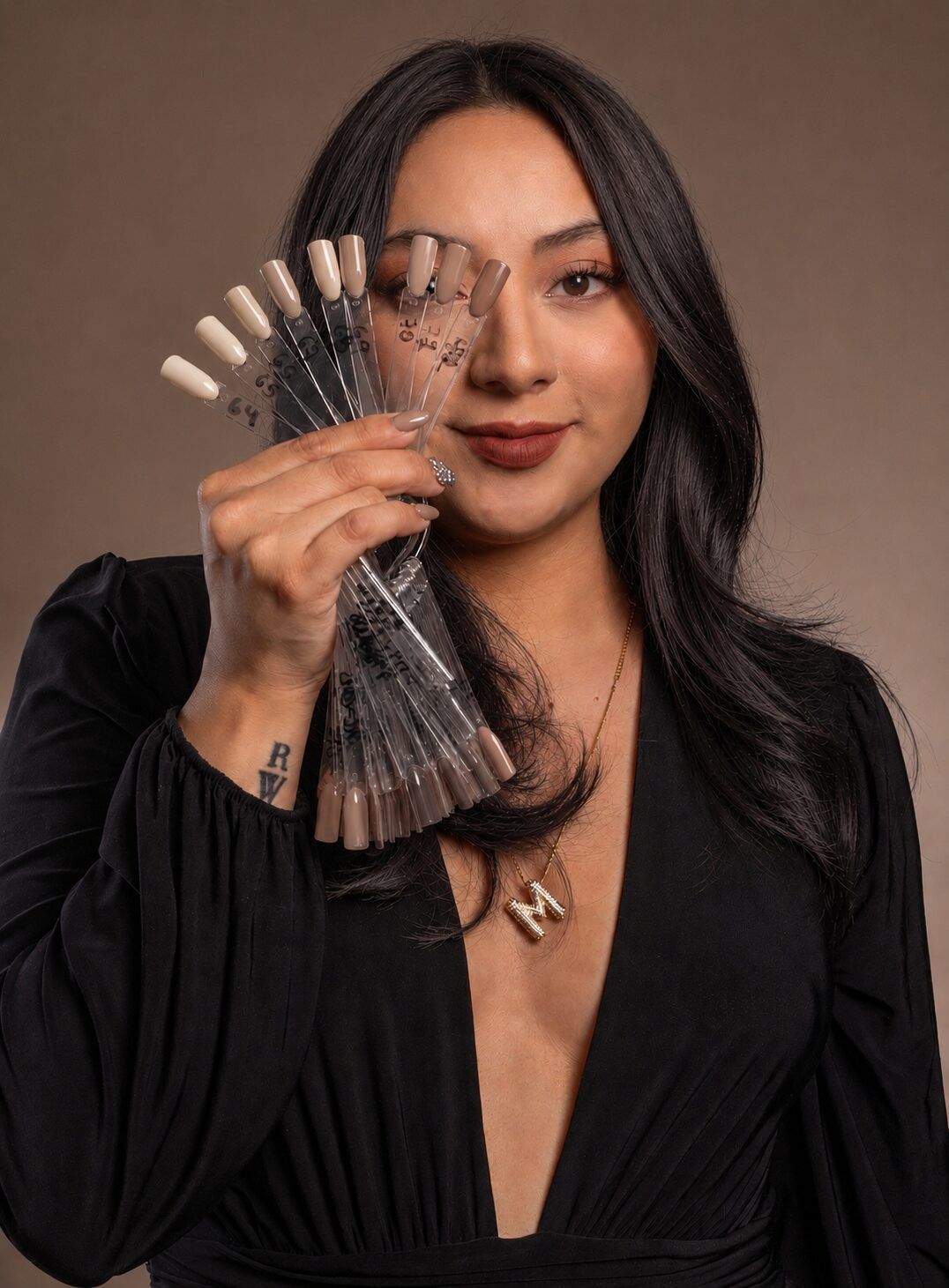 Portrait de Mari, technicienne en ongles certifiée